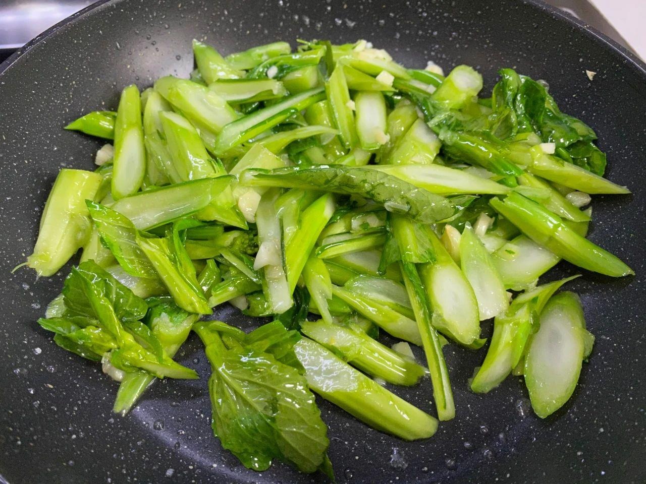 Loại rau nhiều canxi hơn sữa, vitamin C cao hơn dền đỏ, tốt tim, bổ xương, xào thịt bò thơm phức - Ảnh 7.