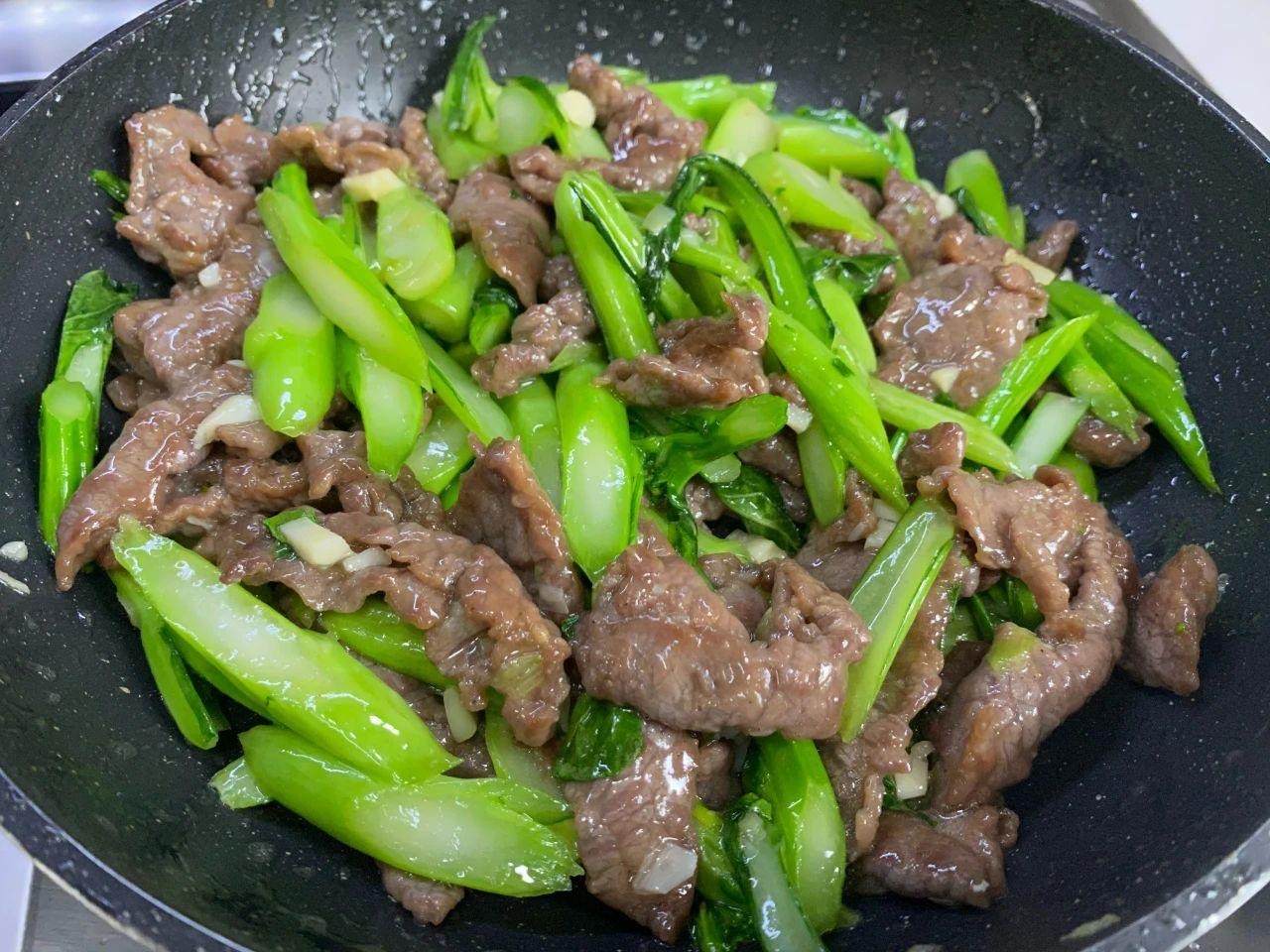 Loại rau nhiều canxi hơn sữa, vitamin C cao hơn dền đỏ, tốt tim, bổ xương, xào thịt bò thơm phức - Ảnh 8.