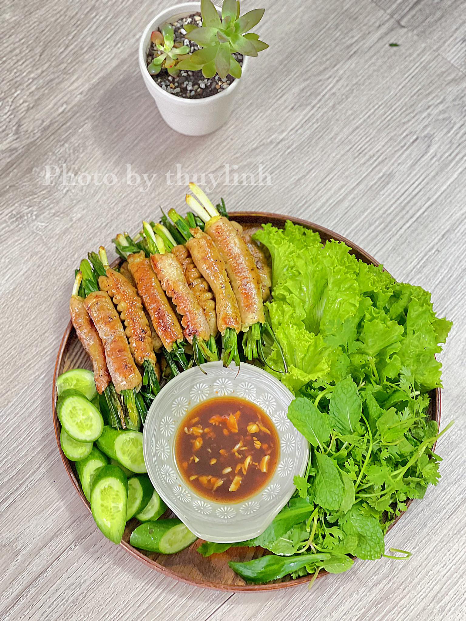 Bộ phận "khó ngửi", siêu béo của con lợn, làm sạch, nướng hành thành món ăn vạn người mê- Ảnh 1.