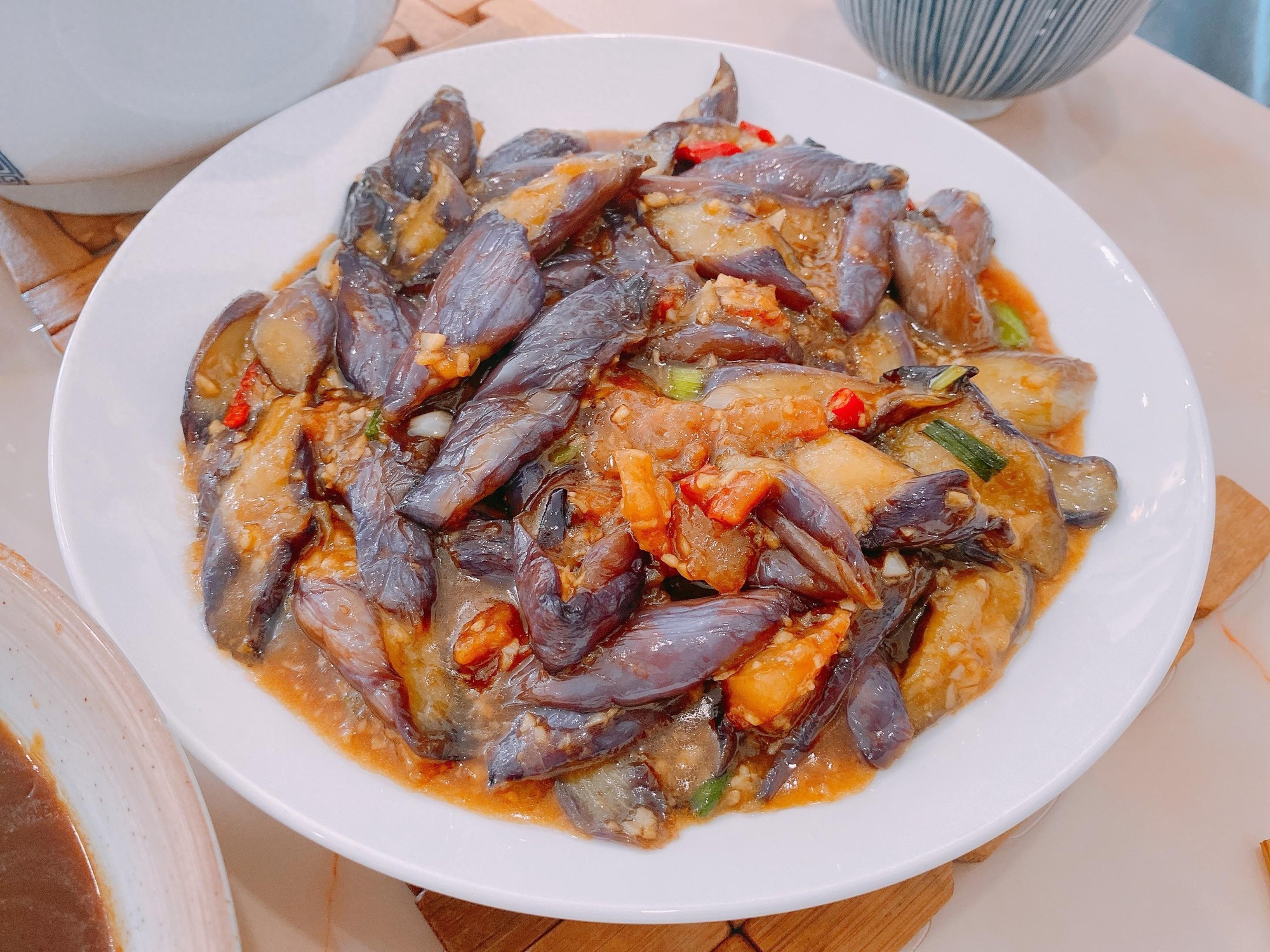 Cà tím chế biến cách này, không cần chiên, không dầu mỡ, không đổi màu, ăn với cơm cực đỉnh- Ảnh 1. Cà tím chế biến cách này, không cần chiên, không dầu mỡ, không đổi màu, ăn với cơm cực đỉnh- Ảnh 1.