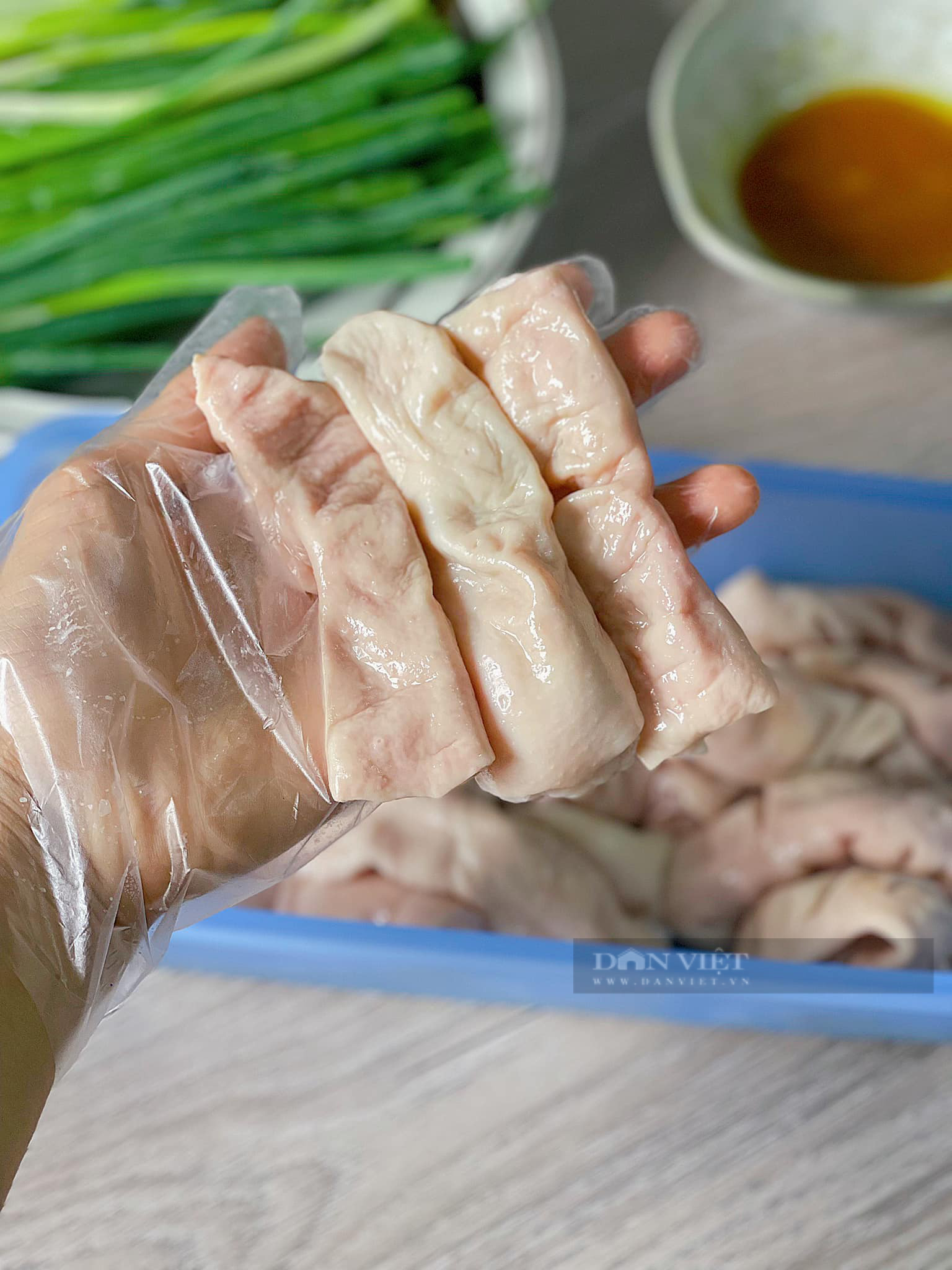 Bộ phận "khó ngửi", siêu béo của con lợn, làm sạch, nướng hành thành món ăn vạn người mê- Ảnh 4.