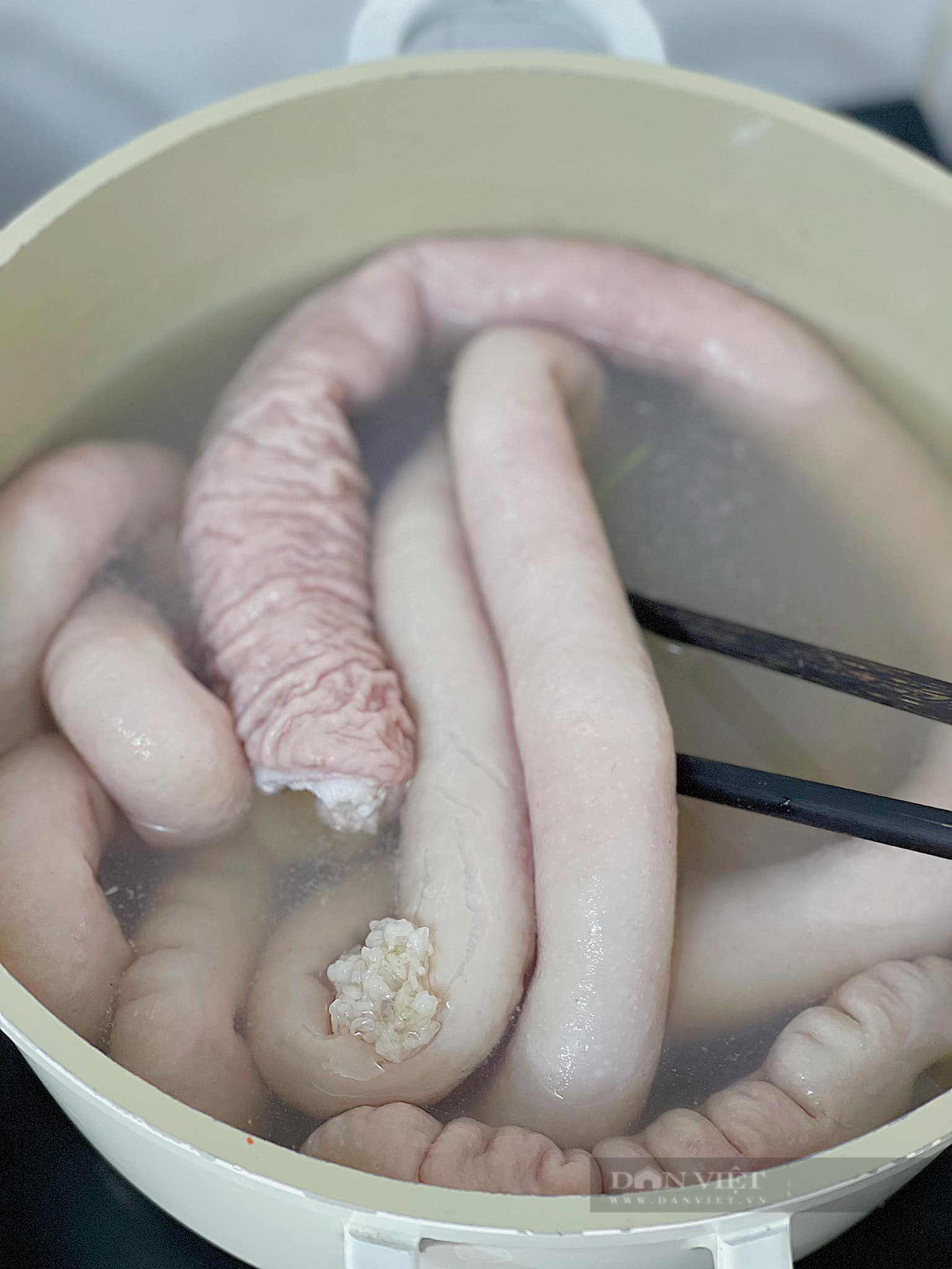 Bộ phận "khó ngửi", siêu béo của con lợn, làm sạch, nướng hành thành món ăn vạn người mê- Ảnh 3.