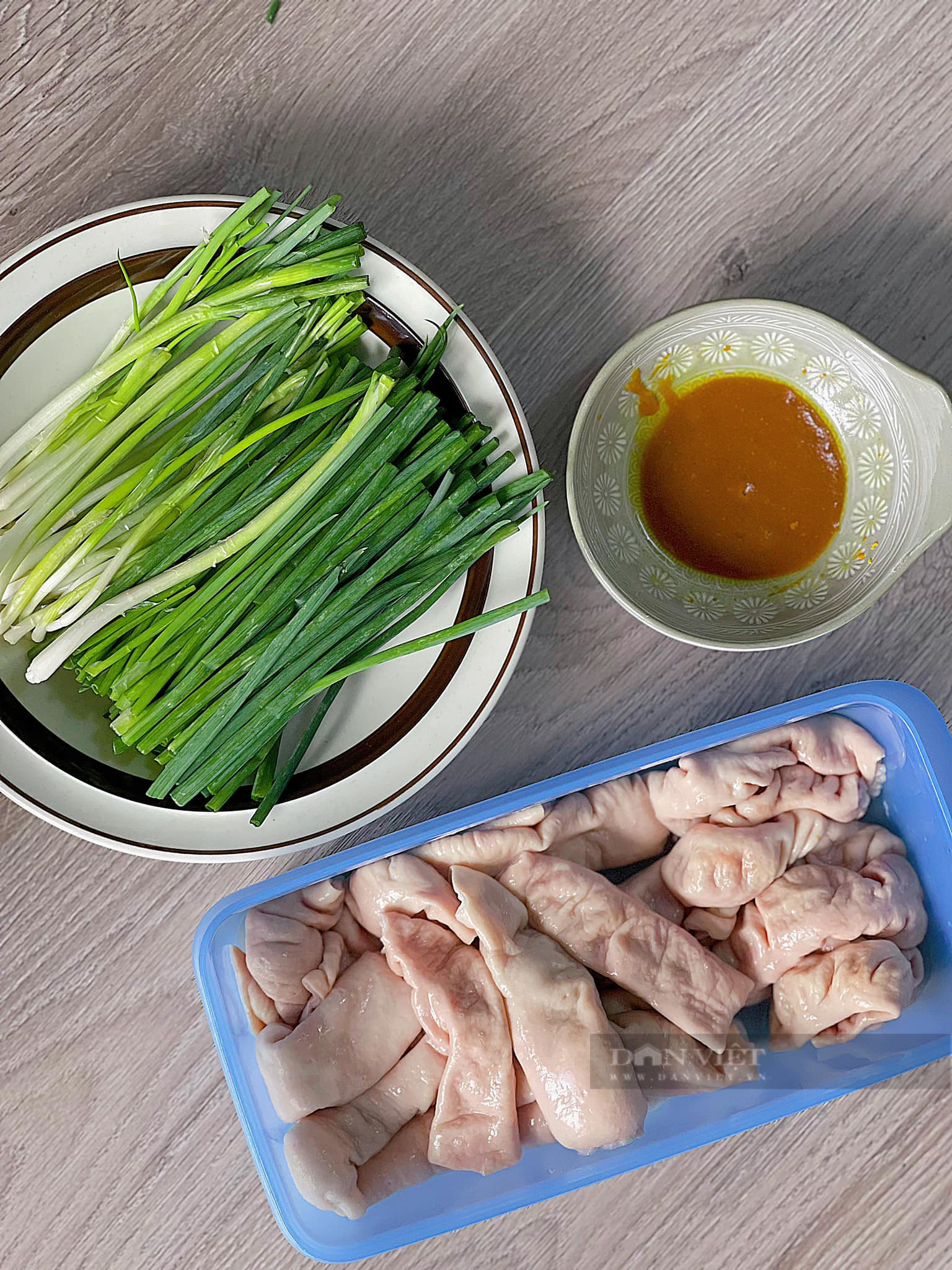 Bộ phận "khó ngửi", siêu béo của con lợn, làm sạch, nướng hành thành món ăn vạn người mê- Ảnh 2.