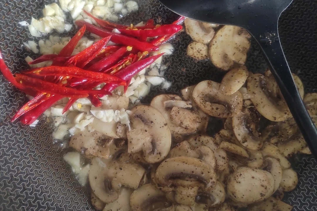 Loại rau bé nhỏ chứa cả kho dinh dưỡng, canxi gấp 5 lần trứng, đừng coi là gia vị, nấu kiểu gì cũng ngon- Ảnh 5.