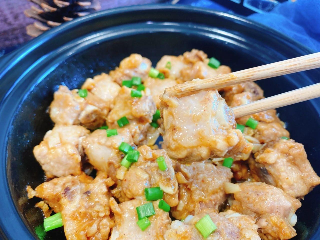 Không cần thêm 1 giọt nước nào, sườn heo hầm cách này thơm ngon, mềm mại, cả nhà xuýt xoa- Ảnh 2.