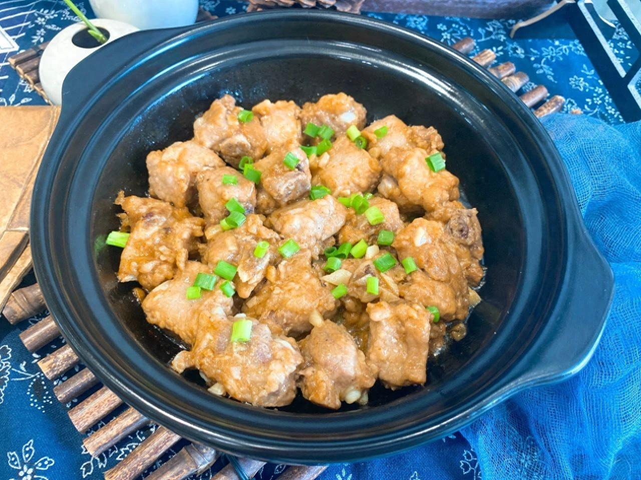 Không cần thêm 1 giọt nước nào, sườn heo hầm cách này thơm ngon, mềm mại, cả nhà xuýt xoa- Ảnh 1.