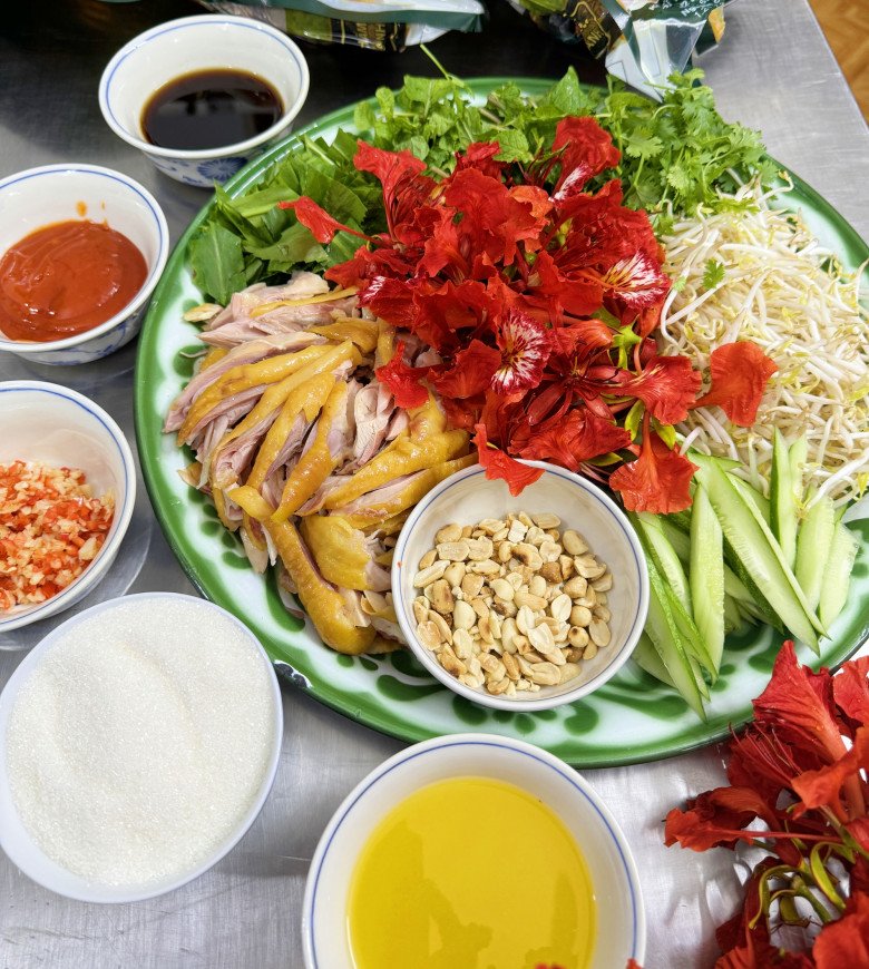 Đầu bếp mách cách làm gỏi gà hoa phượng chua chua ngọt ngọt ngon "hết nước chấm"- Ảnh 2.