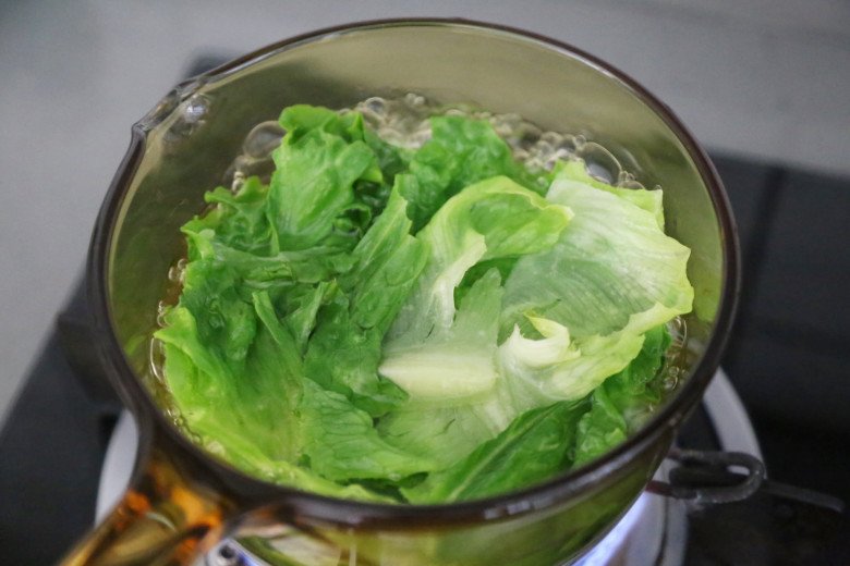 Loại rau bán đầy chợ giá 30 nghìn đồng/kg, giàu vitamin, ít calo tốt cho giảm cân, mang trộn cực ngon- Ảnh 3.