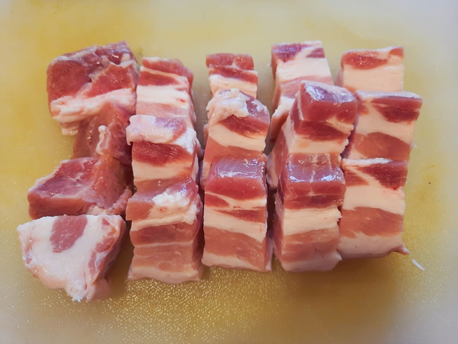 'Khi làm thịt kho tàu nên cho đường trắng hay đường phèn?': Hầu hết mọi người đều làm sai, chẳng trách có vị đắng- Ảnh 2.