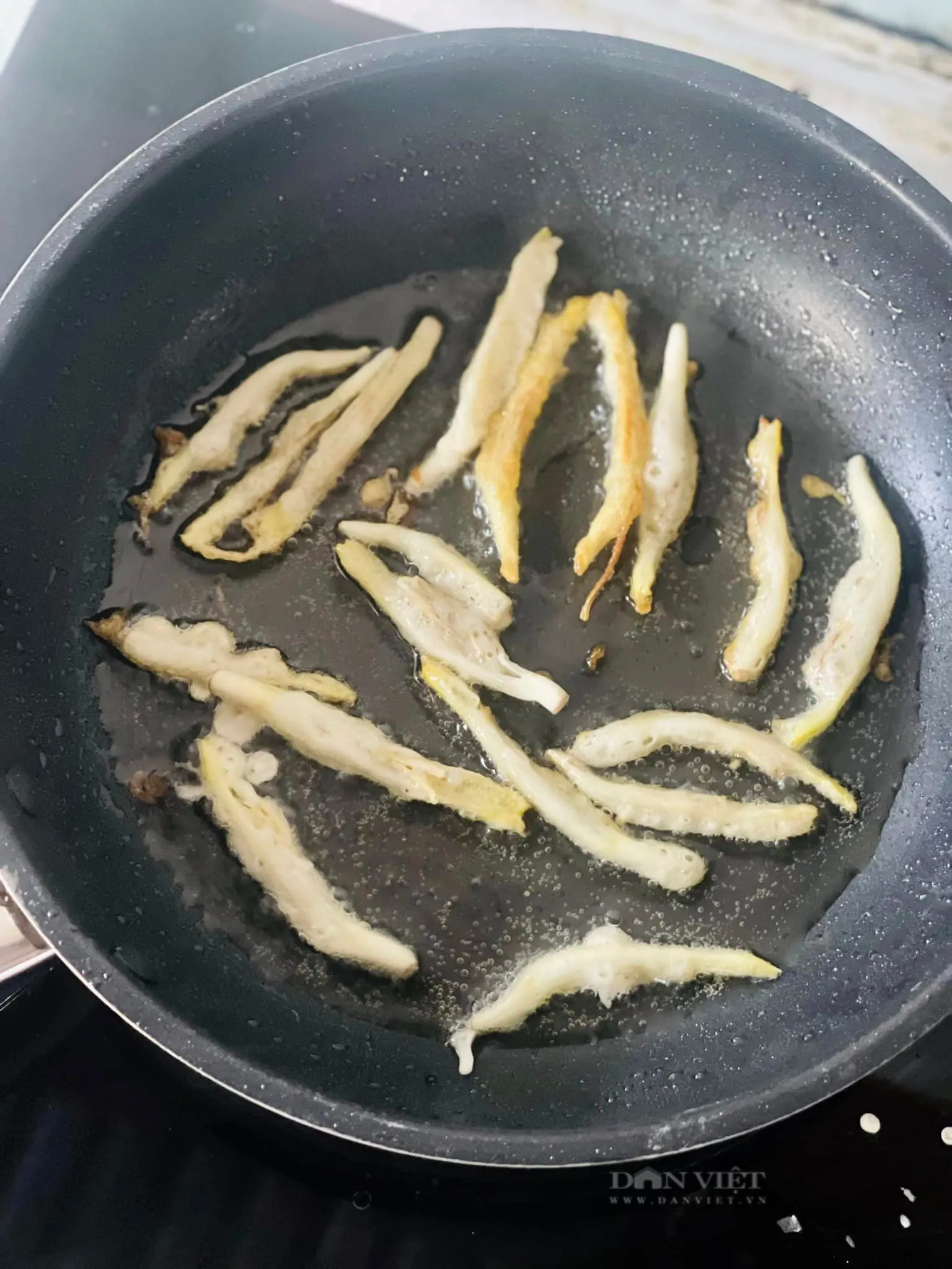 Bộ phận bỏ đi của hoa chuối lại trở thành món "cá cơm" cực ngon nhờ cách chế biến này- Ảnh 6. Bộ phận bỏ đi của hoa chuối lại trở thành món "cá cơm" cực ngon nhờ cách chế biến này- Ảnh 6.