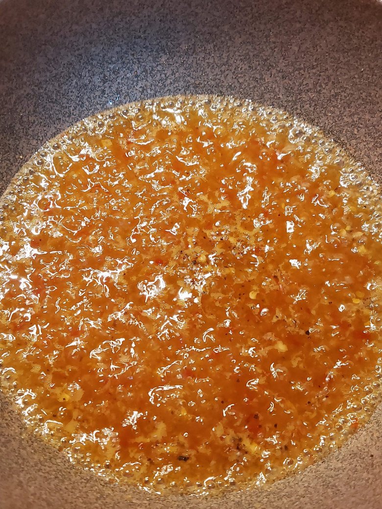 Cách làm cá rim mắm tỏi ớt thơm ngon, đậm đà, cơm nấu nồi đầy cũng hết- Ảnh 1.