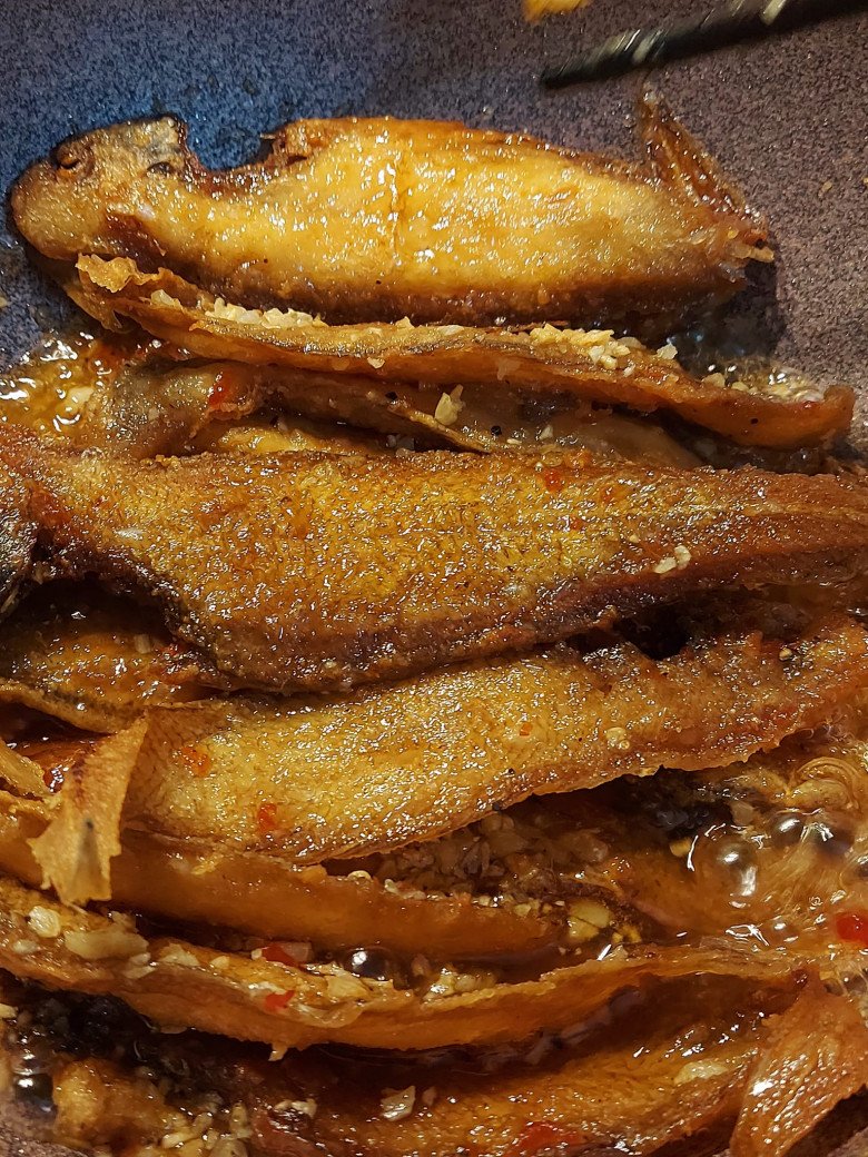 Cách làm cá rim mắm tỏi ớt thơm ngon, đậm đà, cơm nấu nồi đầy cũng hết- Ảnh 3.