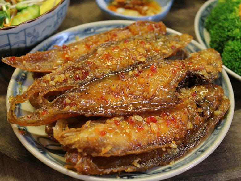 Cách làm cá rim mắm tỏi ớt thơm ngon, đậm đà, cơm nấu nồi đầy cũng hết- Ảnh 5.