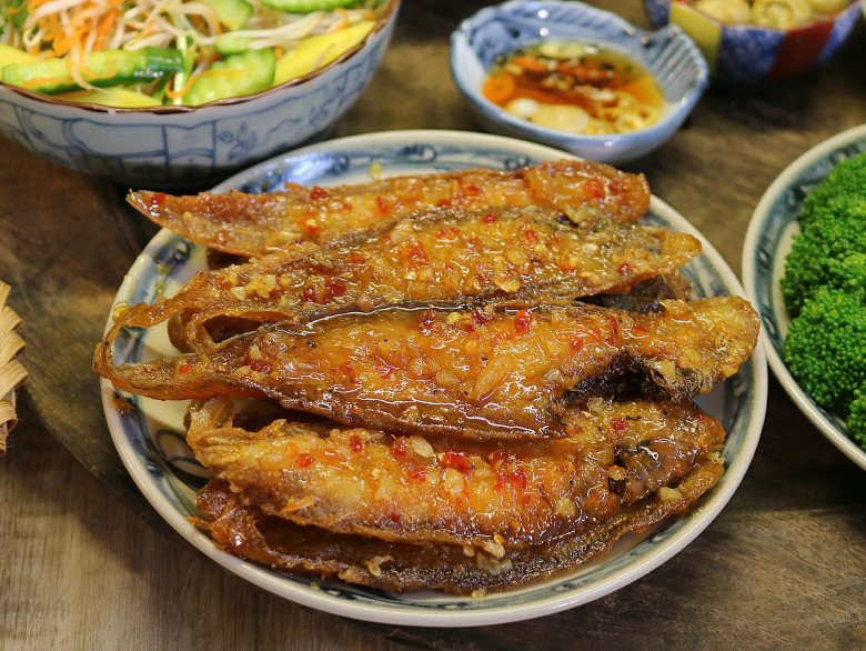 Cách làm cá rim mắm tỏi ớt thơm ngon, đậm đà, cơm nấu nồi đầy cũng hết- Ảnh 4.