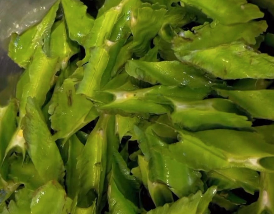 Loại rau như con sâu bự, giàu vitamin, bảo vệ thị lực, giúp xương chắc khỏe, xào thịt rất thơm- Ảnh 11.