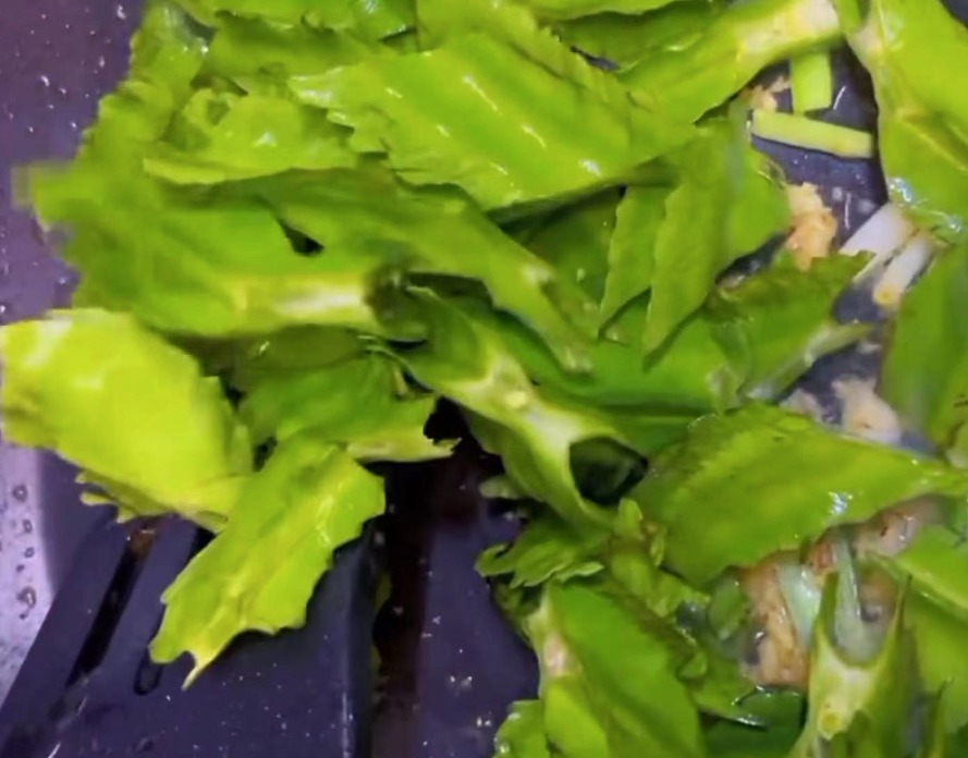 Loại rau như con sâu bự, giàu vitamin, bảo vệ thị lực, giúp xương chắc khỏe, xào thịt rất thơm- Ảnh 14.