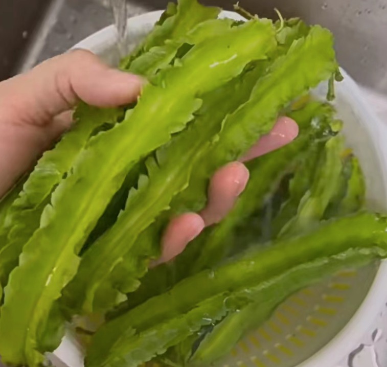 Loại rau như con sâu bự, giàu vitamin, bảo vệ thị lực, giúp xương chắc khỏe, xào thịt rất thơm- Ảnh 4.