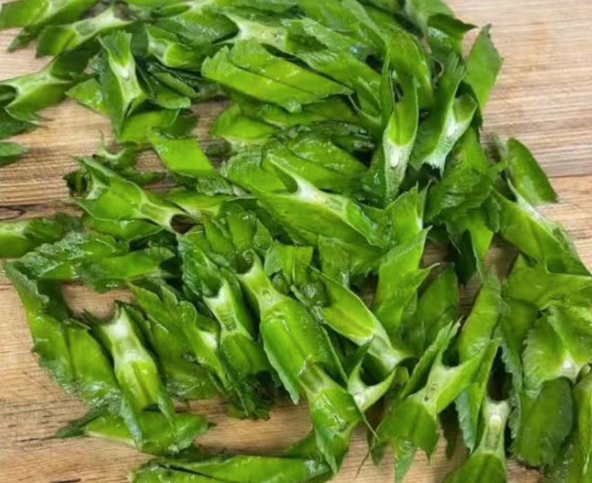 Loại rau như con sâu bự, giàu vitamin, bảo vệ thị lực, giúp xương chắc khỏe, xào thịt rất thơm- Ảnh 6.