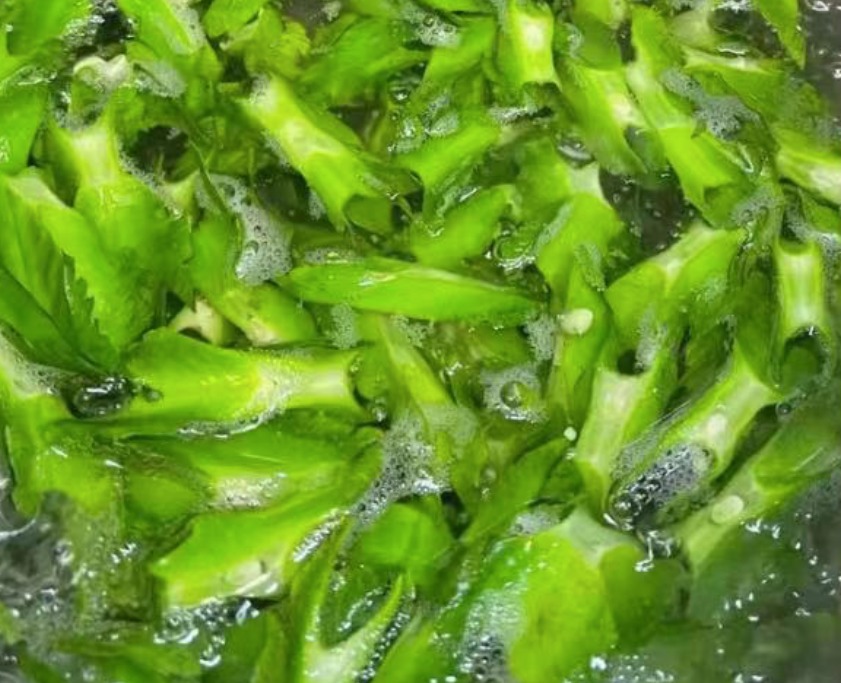 Loại rau như con sâu bự, giàu vitamin, bảo vệ thị lực, giúp xương chắc khỏe, xào thịt rất thơm- Ảnh 7.