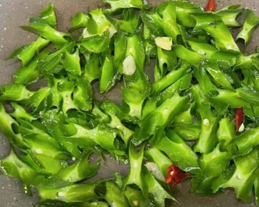 Loại rau như con sâu bự, giàu vitamin, bảo vệ thị lực, giúp xương chắc khỏe, xào thịt rất thơm- Ảnh 8.