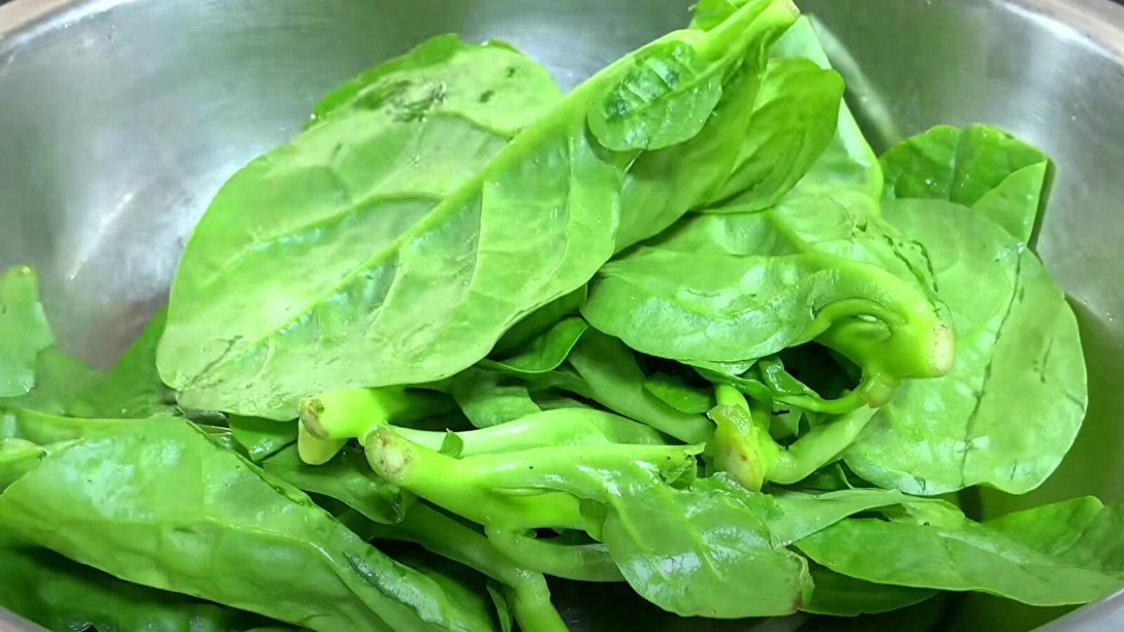 Loại rau làm sạch ruột tự nhiên, thanh nhiệt, hạ huyết áp, giúp eo thon, xào trứng cực ngon- Ảnh 1.