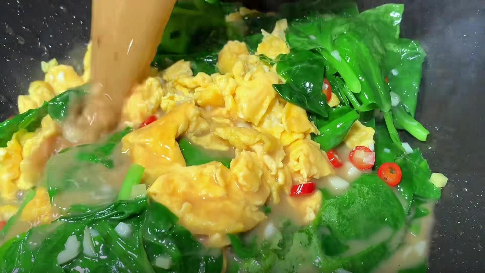 Loại rau làm sạch ruột tự nhiên, thanh nhiệt, hạ huyết áp, giúp eo thon, xào trứng cực ngon- Ảnh 12.