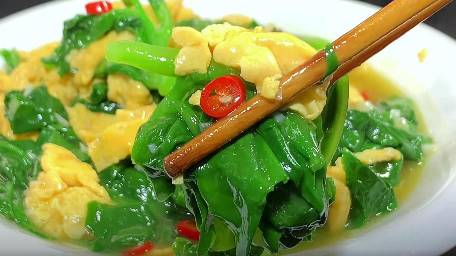 Loại rau làm sạch ruột tự nhiên, thanh nhiệt, hạ huyết áp, giúp eo thon, xào trứng cực ngon- Ảnh 14.