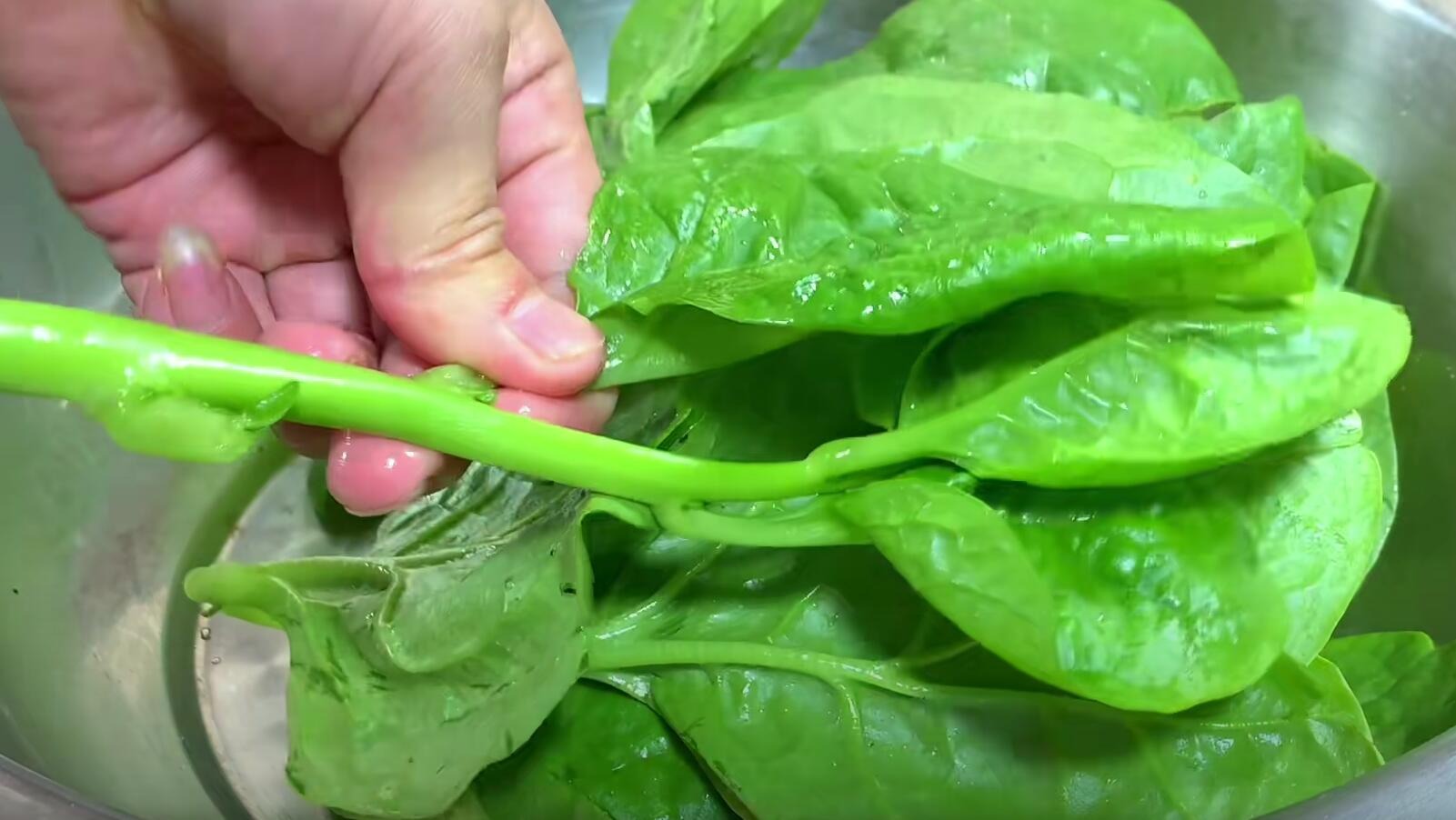 Loại rau làm sạch ruột tự nhiên, thanh nhiệt, hạ huyết áp, giúp eo thon, xào trứng cực ngon- Ảnh 2.