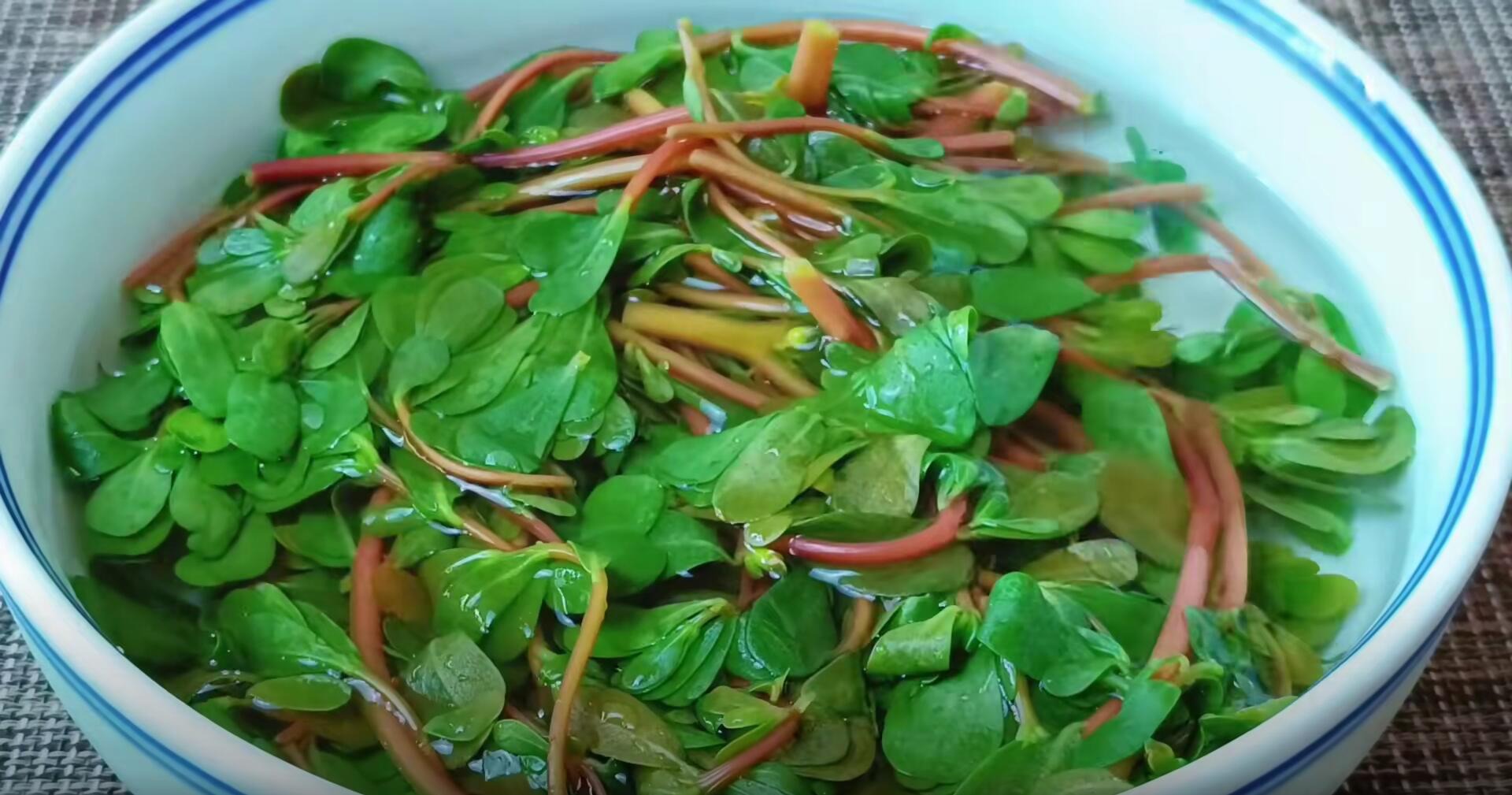 Loại rau dại "trường thọ", ăn nhiều giải độc, cải thiện thị lực, hạ đường huyết, làm bánh, trộn nộm rất ngon- Ảnh 5.