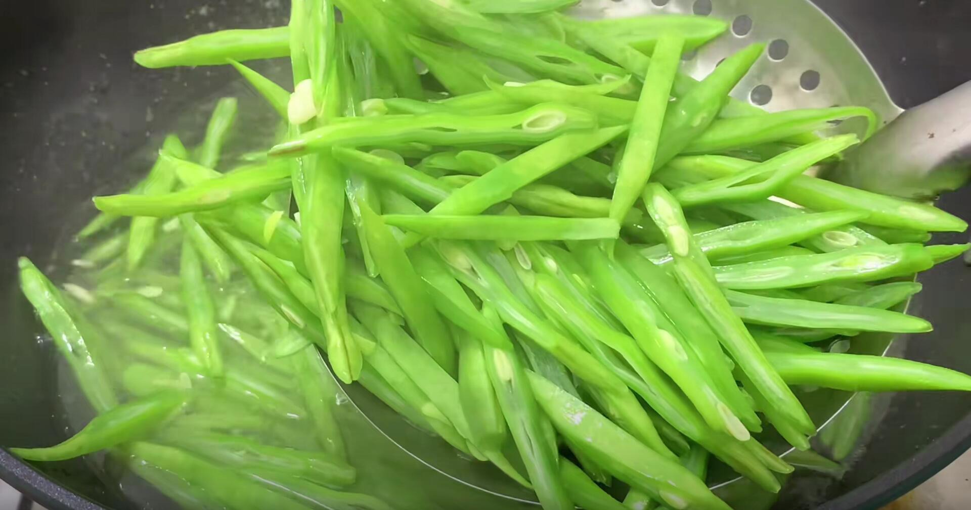 Loại rau giá rẻ bán đầy chợ, giúp thanh nhiệt, hạ đường huyết, xào thịt cực thơm- Ảnh 7.