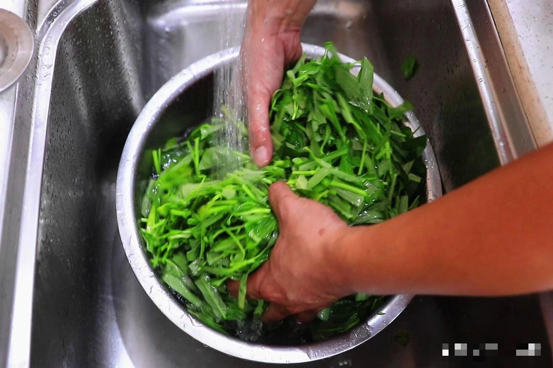 Xào rau muống đừng chỉ chần nước, thêm bước này rau xanh mơn mởn, giòn ngọt- Ảnh 4.