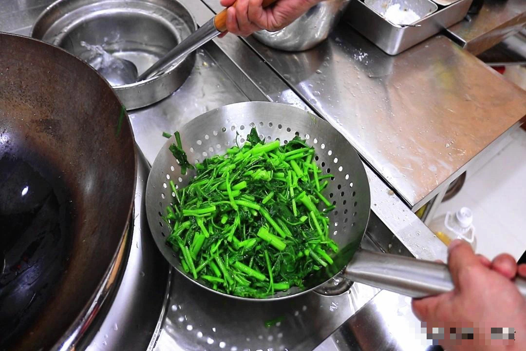 Xào rau muống đừng chỉ chần nước, thêm bước này rau xanh mơn mởn, giòn ngọt- Ảnh 7.