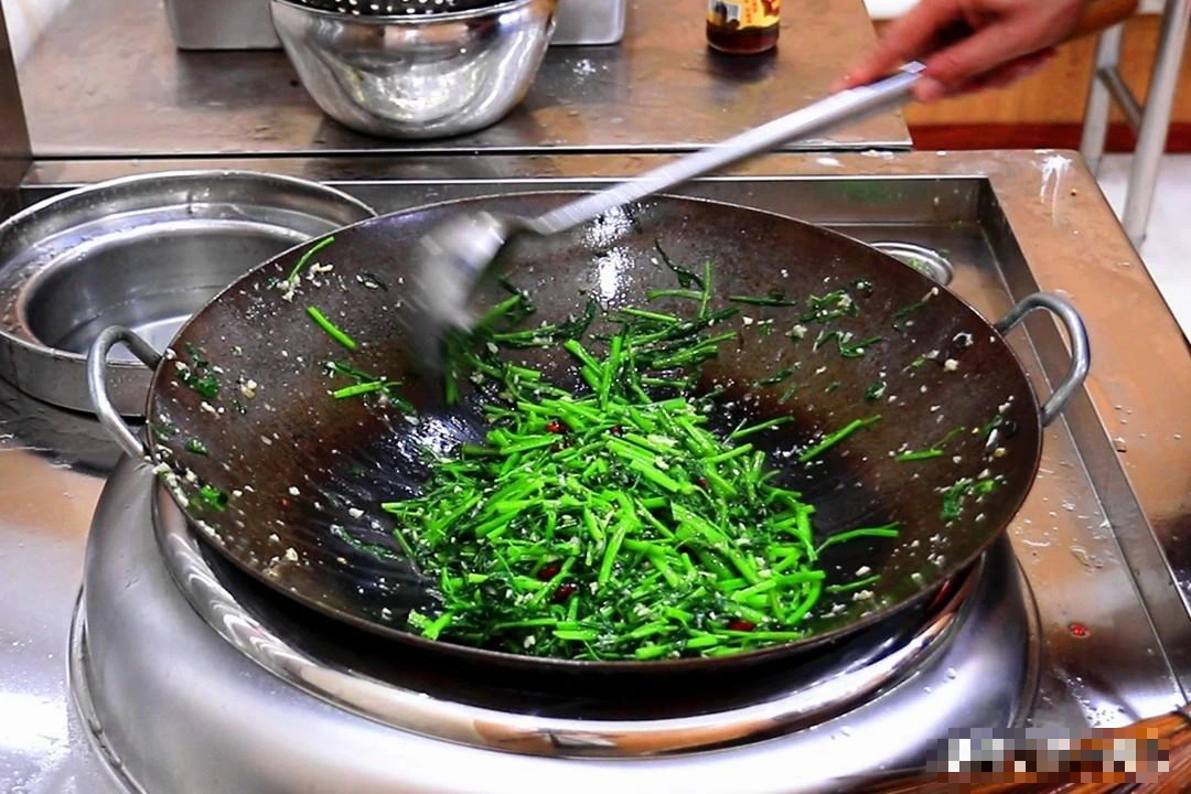 Xào rau muống đừng chỉ chần nước, thêm bước này rau xanh mơn mởn, giòn ngọt- Ảnh 9.