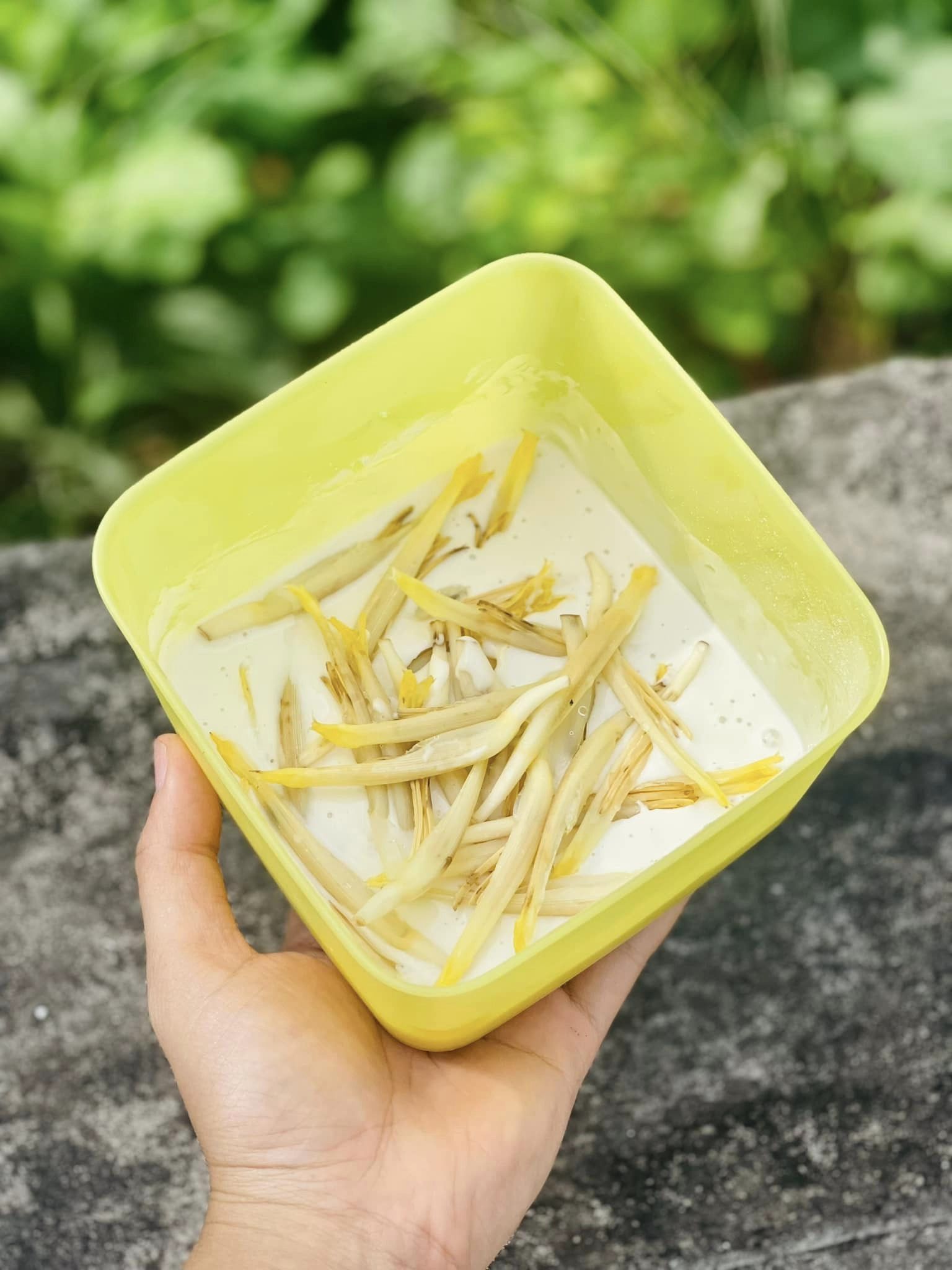 Bộ phận bỏ đi của hoa chuối lại trở thành món "cá cơm" cực ngon nhờ cách chế biến này- Ảnh 5. Bộ phận bỏ đi của hoa chuối lại trở thành món "cá cơm" cực ngon nhờ cách chế biến này- Ảnh 5.