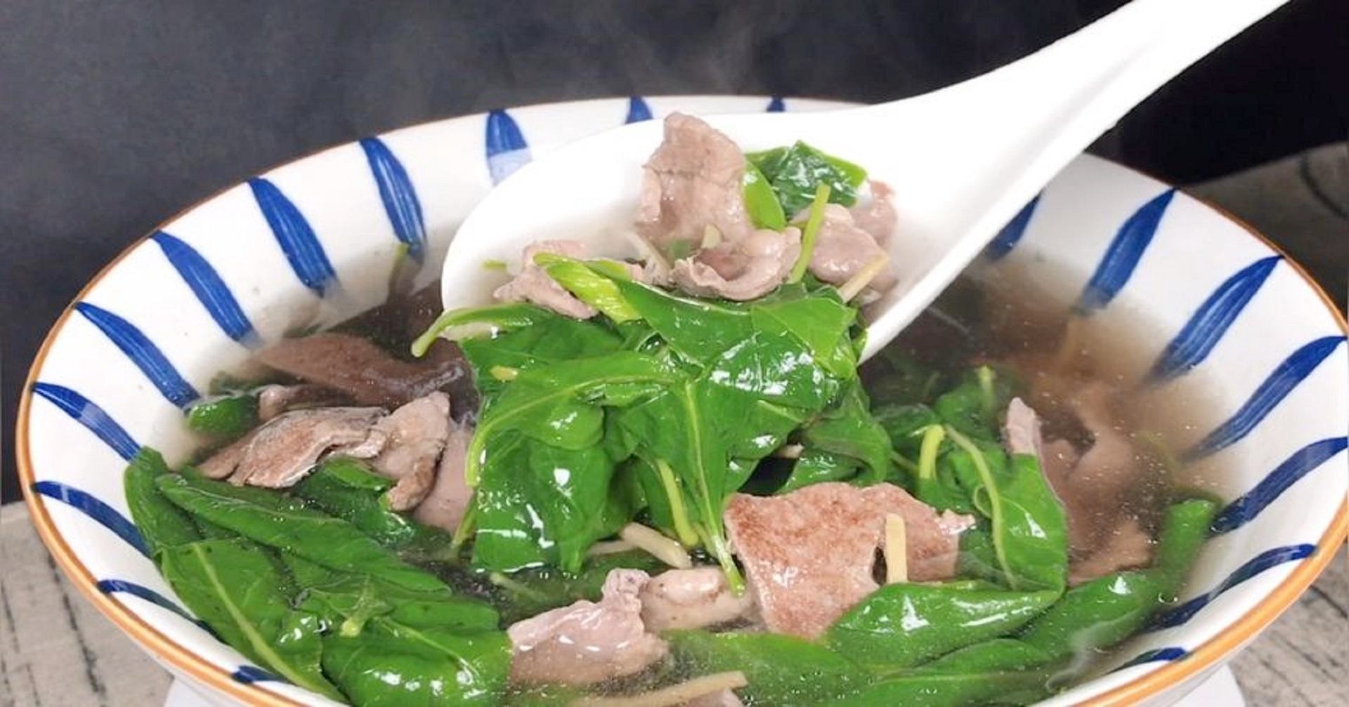 Đừng chỉ ăn quả, lá cũng là loại rau bổ dưỡng, giúp cải thiện thị lực, hạ huyết áp, nấu canh tim gan cực ngon- Ảnh 2.