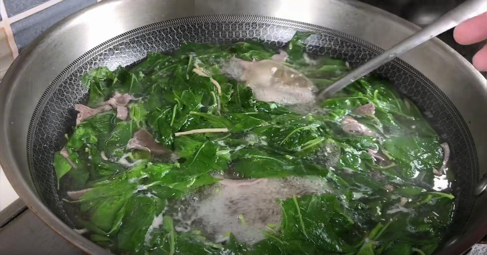 Đừng chỉ ăn quả, lá cũng là loại rau bổ dưỡng, giúp cải thiện thị lực, hạ huyết áp, nấu canh tim gan cực ngon- Ảnh 10.