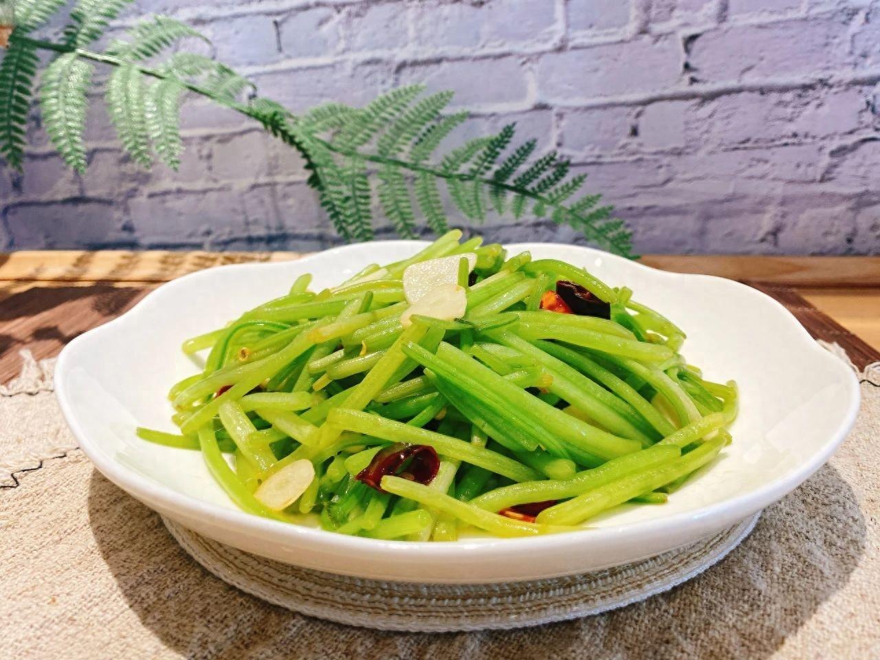 Loại rau trường thọ, mọi người quen ăn lá và rễ, nhưng cọng mới là bảo bối, xào tỏi cực thơm- Ảnh 1.