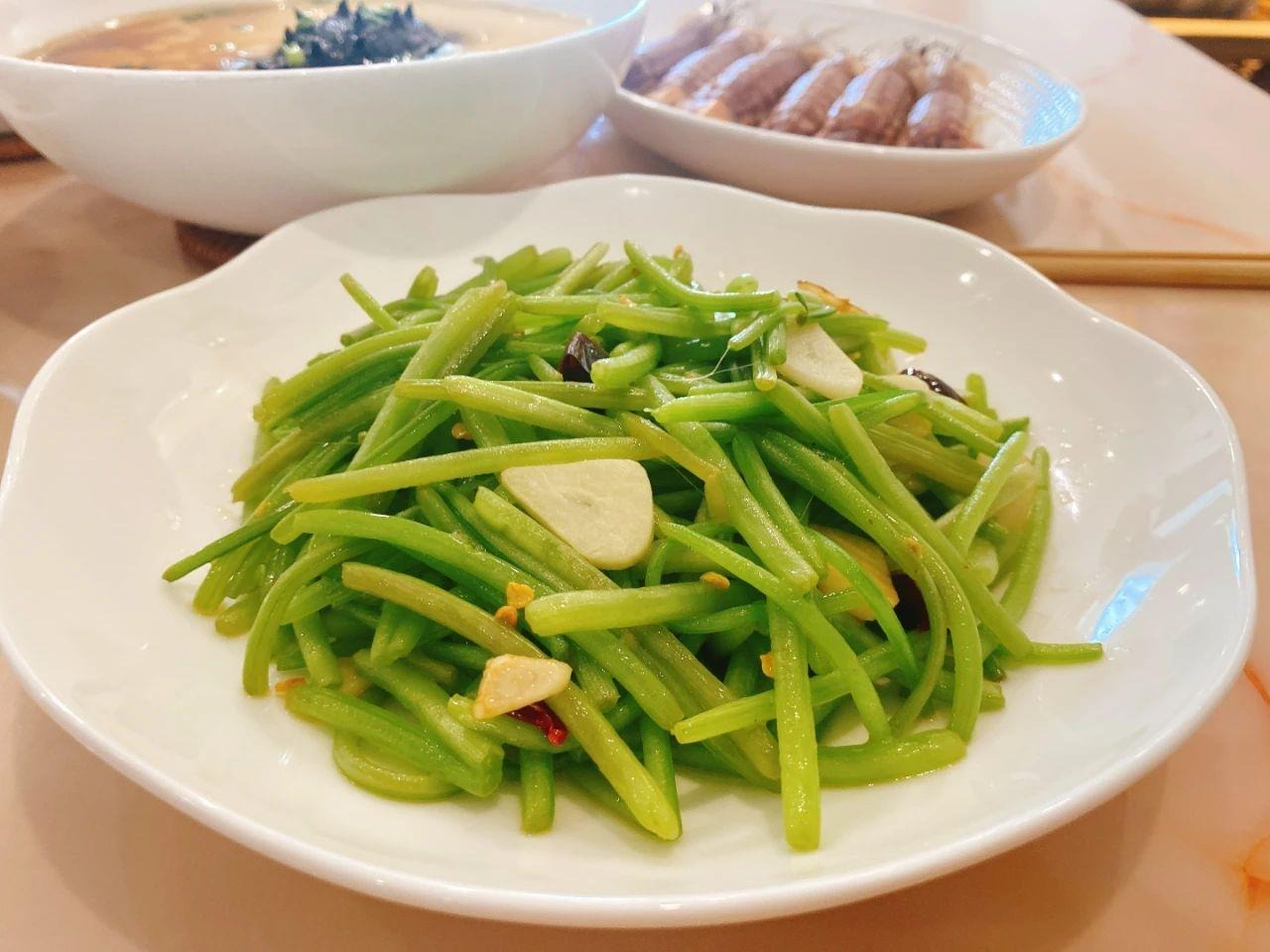 Loại rau trường thọ, mọi người quen ăn lá và rễ, nhưng cọng mới là bảo bối, xào tỏi cực thơm- Ảnh 10.