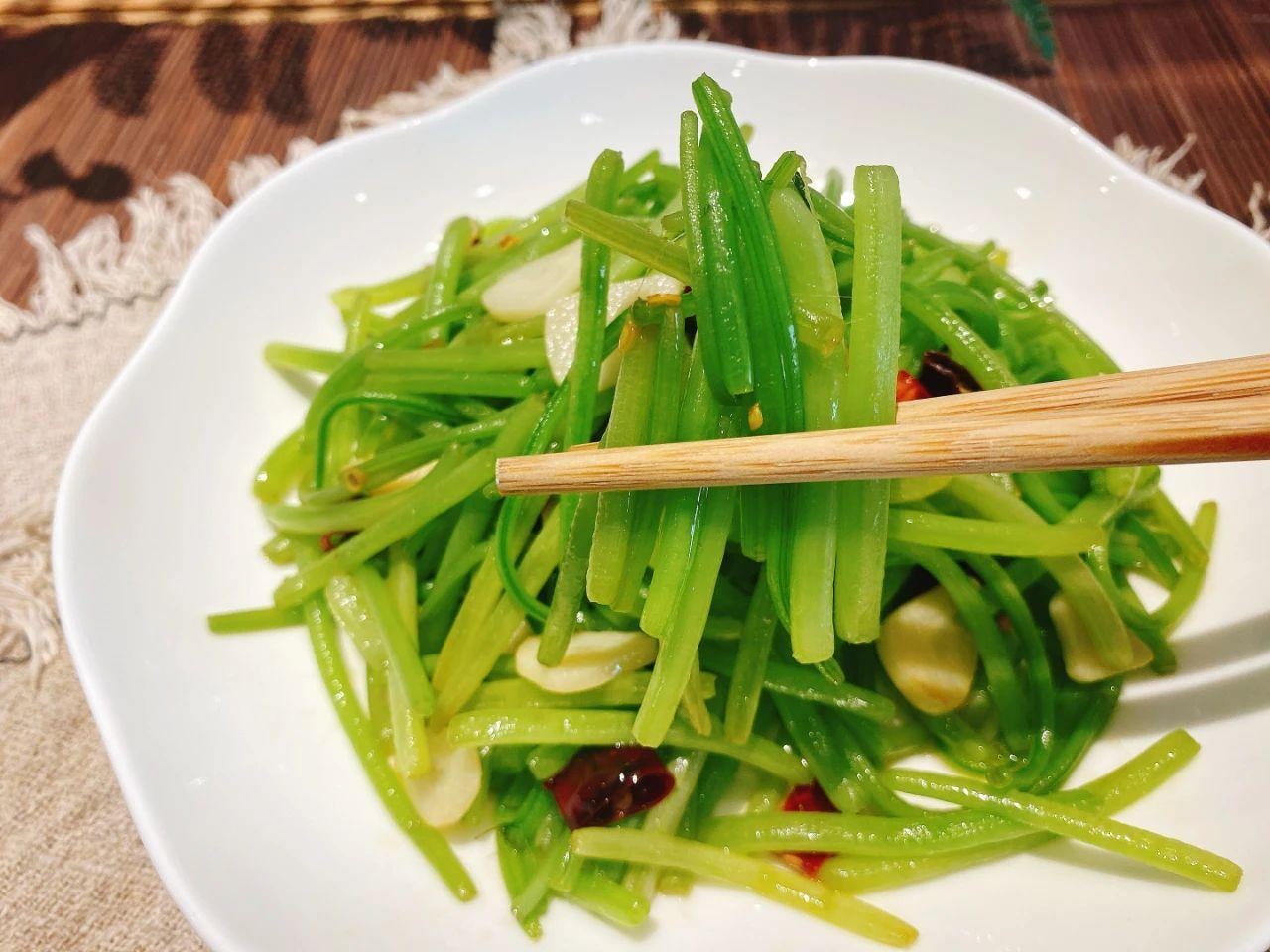 Loại rau trường thọ, mọi người quen ăn lá và rễ, nhưng cọng mới là bảo bối, xào tỏi cực thơm- Ảnh 2.