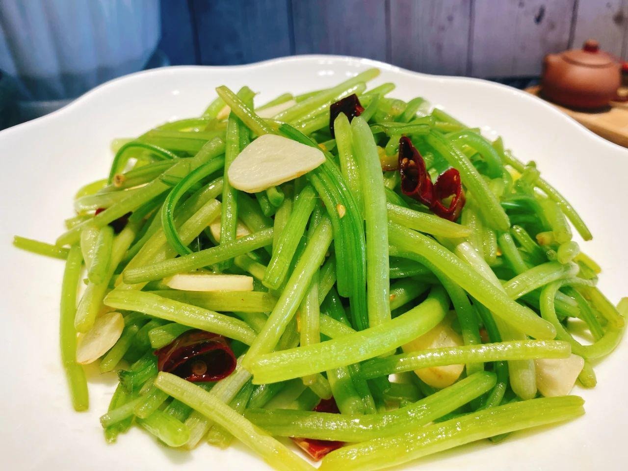 Loại rau trường thọ, mọi người quen ăn lá và rễ, nhưng cọng mới là bảo bối, xào tỏi cực thơm- Ảnh 3.