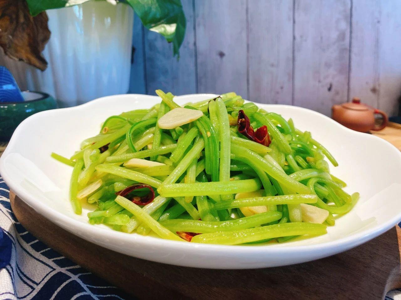 Loại rau trường thọ, mọi người quen ăn lá và rễ, nhưng cọng mới là bảo bối, xào tỏi cực thơm- Ảnh 4.