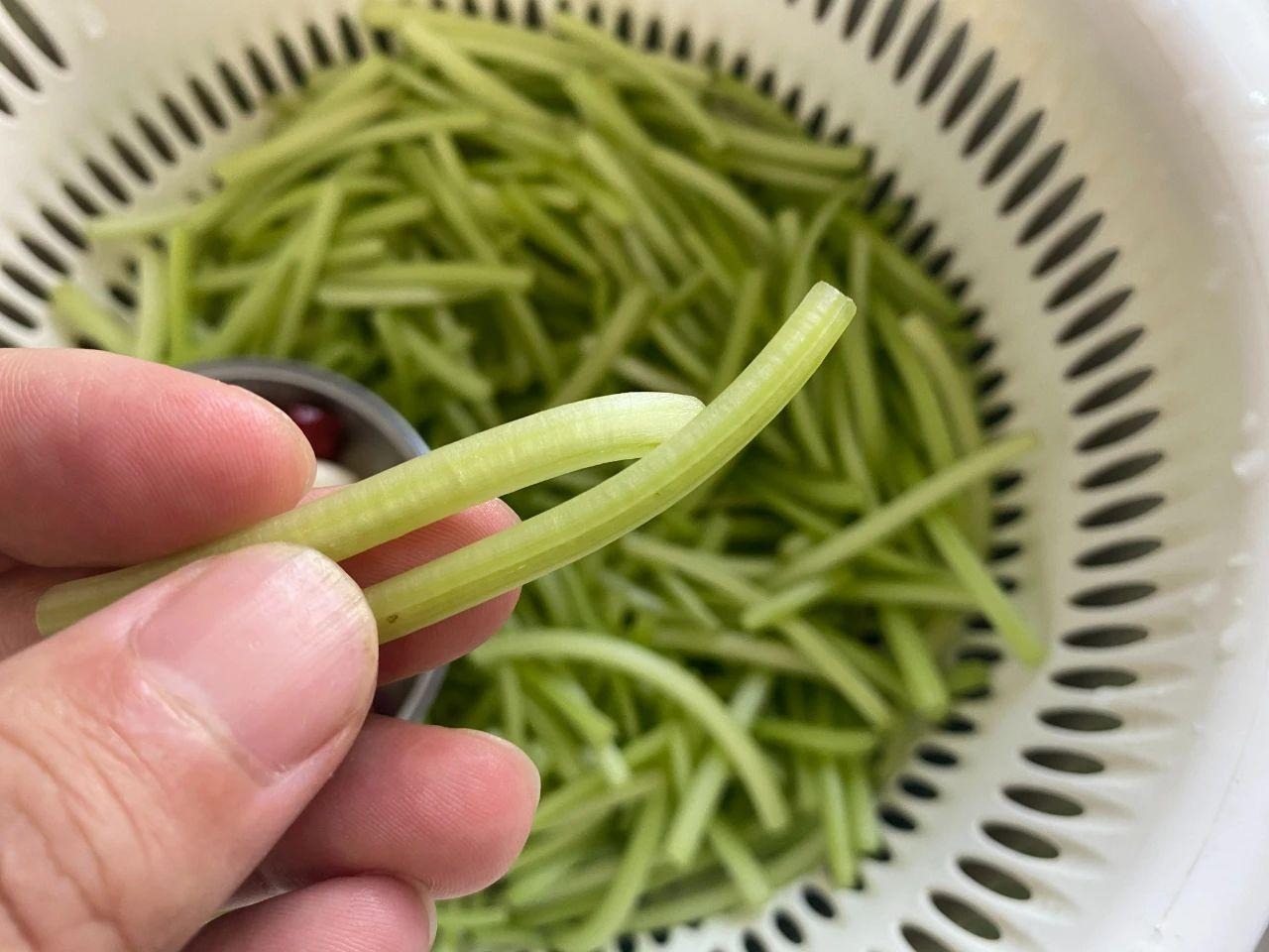 Loại rau trường thọ, mọi người quen ăn lá và rễ, nhưng cọng mới là bảo bối, xào tỏi cực thơm- Ảnh 5.