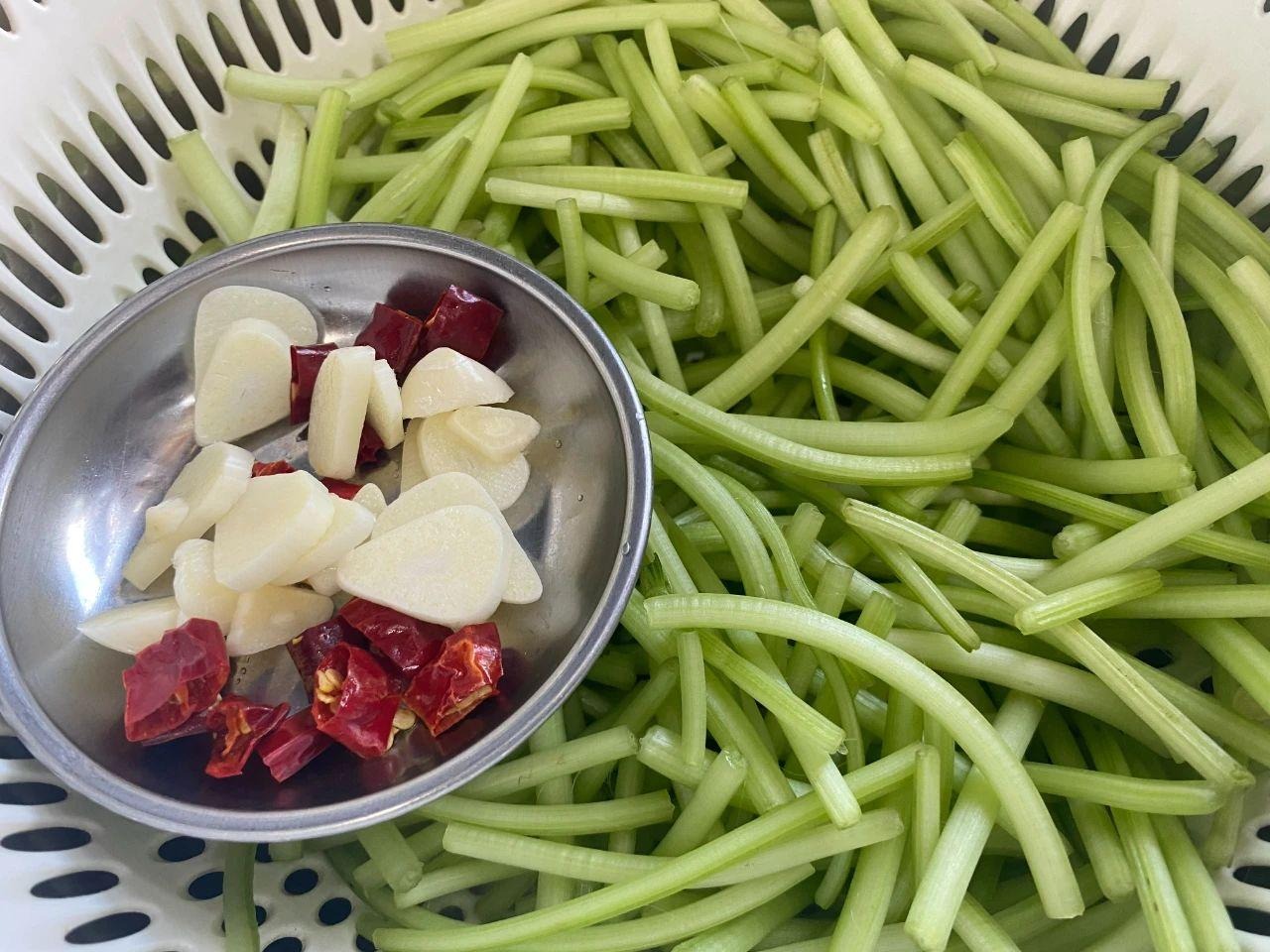 Loại rau trường thọ, mọi người quen ăn lá và rễ, nhưng cọng mới là bảo bối, xào tỏi cực thơm- Ảnh 6.