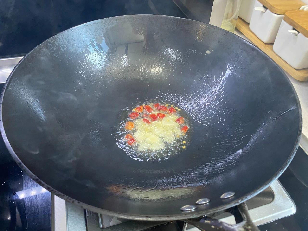 Loại rau trường thọ, mọi người quen ăn lá và rễ, nhưng cọng mới là bảo bối, xào tỏi cực thơm- Ảnh 7.