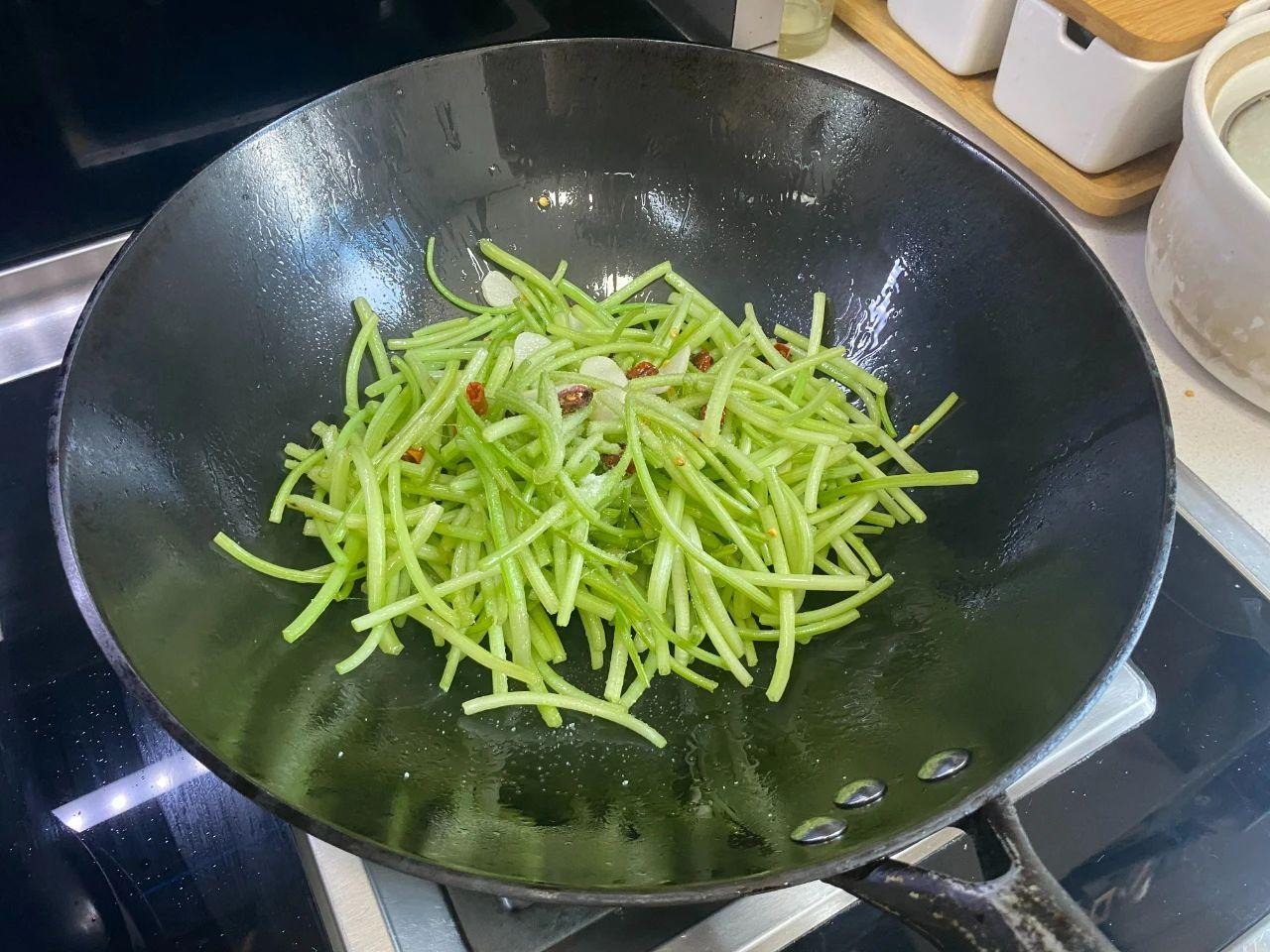 Loại rau trường thọ, mọi người quen ăn lá và rễ, nhưng cọng mới là bảo bối, xào tỏi cực thơm- Ảnh 8.