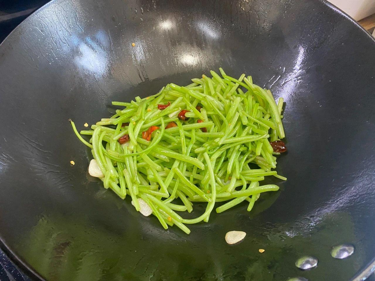 Loại rau trường thọ, mọi người quen ăn lá và rễ, nhưng cọng mới là bảo bối, xào tỏi cực thơm- Ảnh 9.