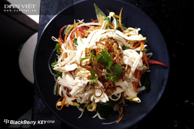 Bí quyết làm món salad ức gà dầu hành thơm ngon đẹp mắt thích hợp cho người đang giảm cân - Ảnh 2.