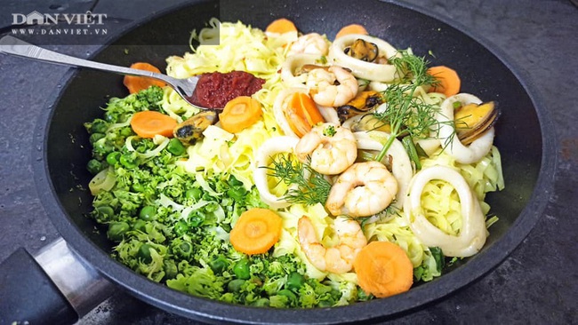 Món cơm (mì) thịt gà (hoặc tôm/ mực) xào rau củ phù hợp với trẻ từ 1 đến 6 tuổi - Ảnh 2. Món cơm (mì) thịt gà (hoặc tôm/ mực) xào rau củ phù hợp với trẻ từ 1 đến 6 tuổi - Ảnh 2.