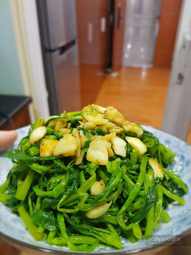 Xào rau muống đừng cho ngay vào chảo hãy làm thêm bước này, đảm bảo xanh mướt - Ảnh 2.