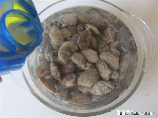 Đầu bếp mách 5 mẹo làm sạch ngao, ngao nhả cát nhanh, thịt tươi ngon - Ảnh 2.